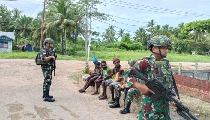 TNI Satgas Yonif 141/AYJP Pos Kimaam Pererat Hubungan dengan Masyarakat Melalui Patroli Keamanan dan Komsos di SMP YPPK St. Kizito
