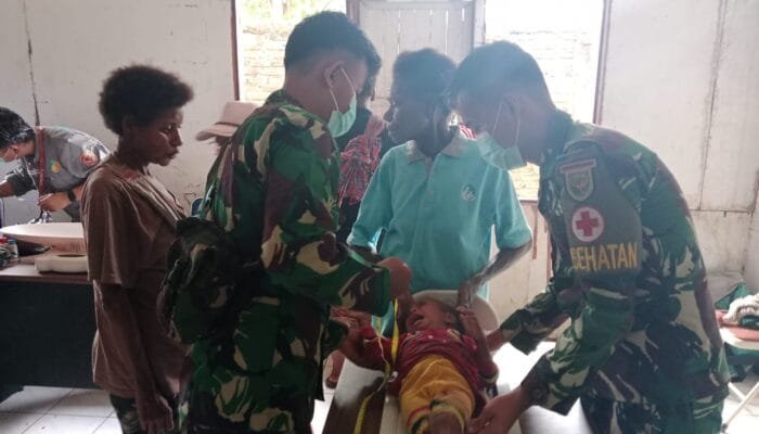 Satgas Yonif141/AYJP berkolaborasi dengan Puskesmas, Membantu masyakarat dengan pelayanan Kesehatan terpadu.