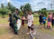 Berbagi Penuh Kasih, Satgas Yonif 144/JY Laksanakan Kegiatan Bansos di Kampung Perbatasan