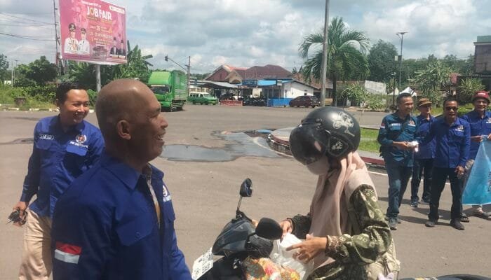 PWI Banyuasin Gelar Aksi Sosial Berbagi Nasi Bungkus di Km 42