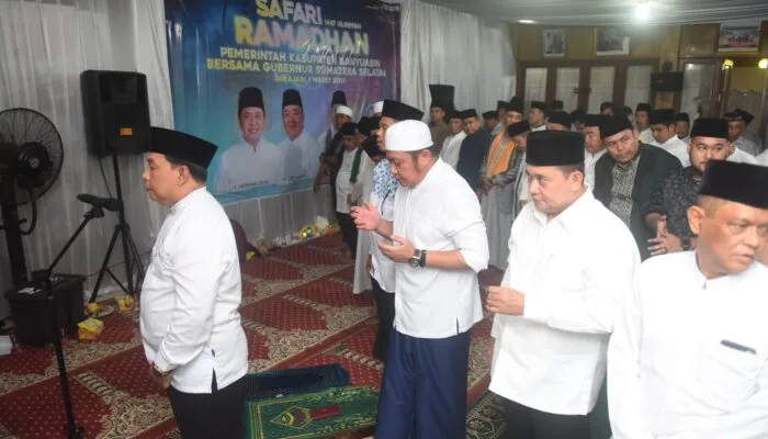 Safari Ramadhan di Banyuasin, Herman Deru Serahkan Santunan Anak Yatim dan Soroti Infrastruktur hingga ODOL