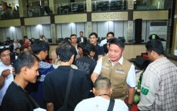 Herman Deru Pulangkan WNI Terjebak di Kamboja, Tangis Haru Pecah di Graha Bina Praja Palembang