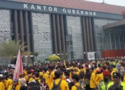 Temui Massa Demo Karhutla, Gubernur Sumsel Tegaskan Penanganan Darat-Udara Sudah Optimal dan Dukung Sanksi Tegas
