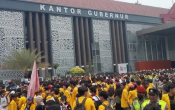 Temui Massa Demo Karhutla, Gubernur Sumsel Tegaskan Penanganan Darat-Udara Sudah Optimal dan Dukung Sanksi Tegas