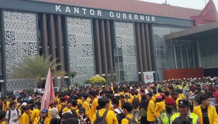 Temui Massa Demo Karhutla, Gubernur Sumsel Tegaskan Penanganan Darat-Udara Sudah Optimal dan Dukung Sanksi Tegas