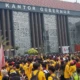 Temui Massa Demo Karhutla, Gubernur Sumsel Tegaskan Penanganan Darat-Udara Sudah Optimal dan Dukung Sanksi Tegas